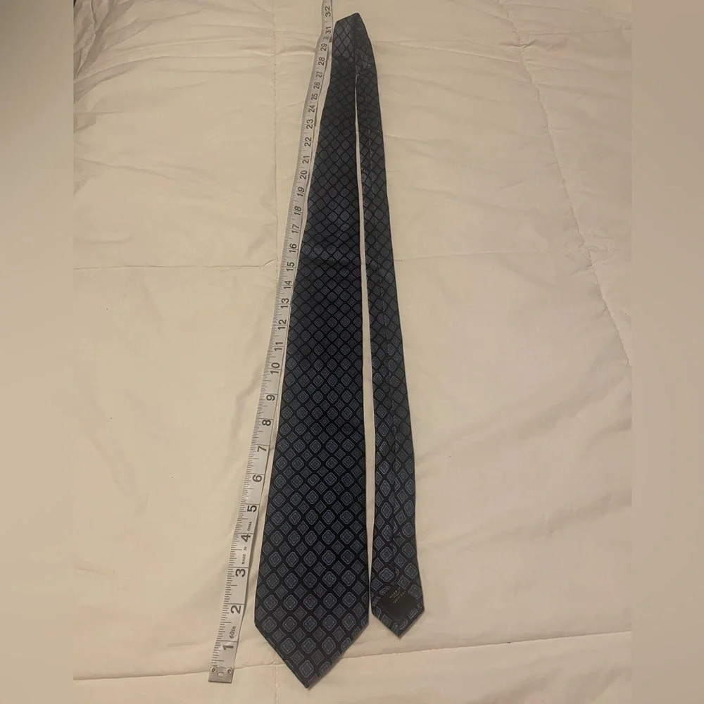 Banana Republic Navy 100% silk tie. Made in Italy.
